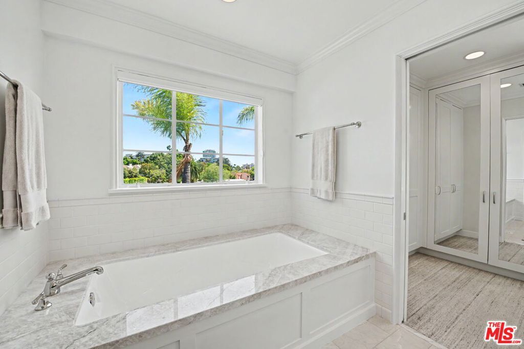 Image 33 of property listing at 536 Woodruff Avenue, Los Angeles, CA 90024