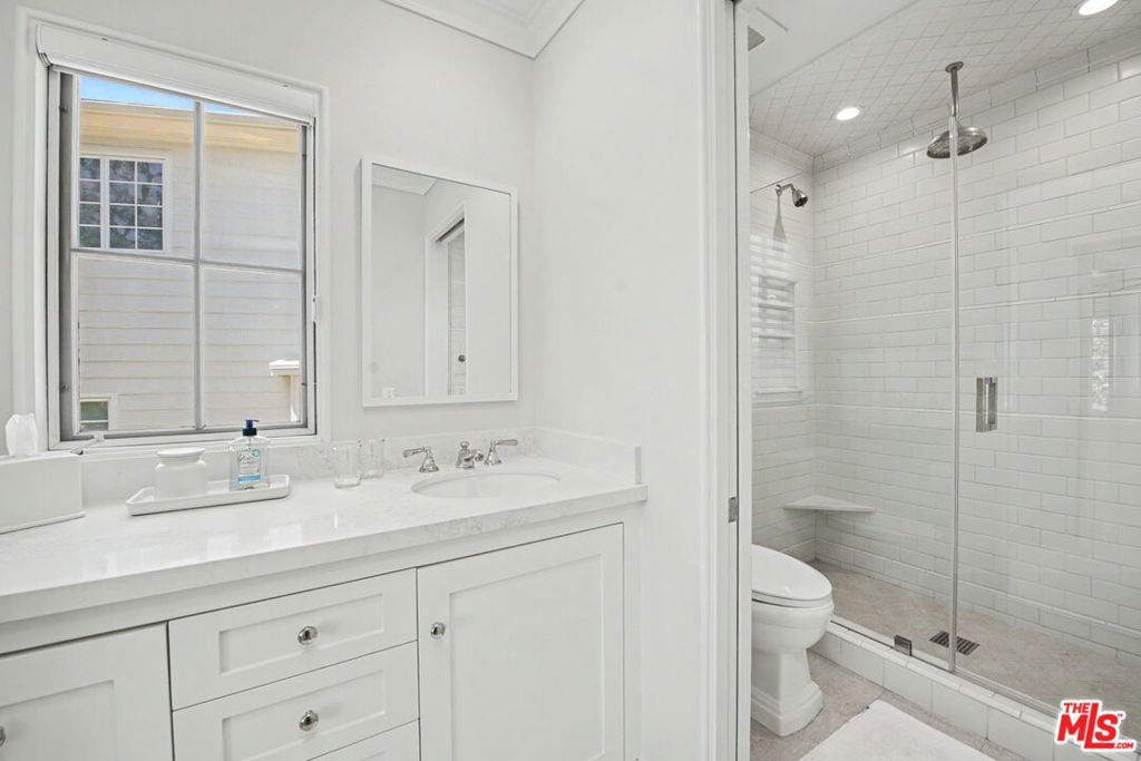 Image 38 of property listing at 536 Woodruff Avenue, Los Angeles, CA 90024