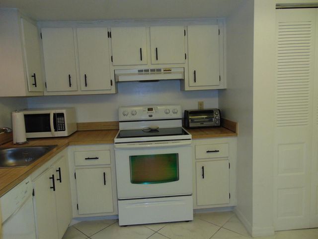 7640 NW 18th Street 401, Margate, FL 33063