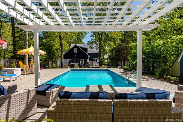 2300 Pine Tree Road, Cutchogue, NY 11935