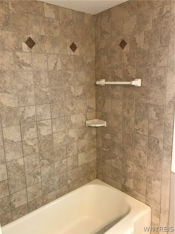 88 Royal Parkway East, Amherst, NY 14221