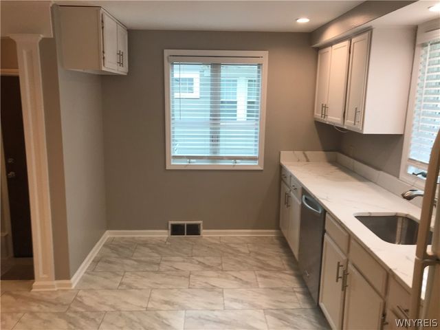 88 Royal Parkway East, Amherst, NY 14221