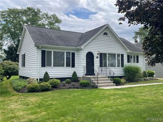 88 Royal Parkway East, Amherst, NY 14221