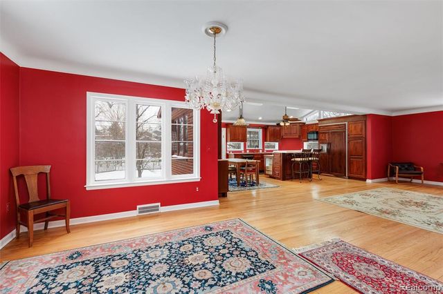 12935 Victoria Avenue, Huntington Woods, MI 48070