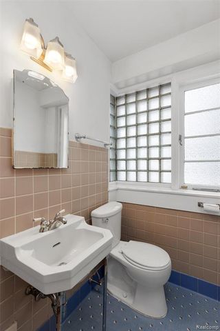 12935 Victoria Avenue, Huntington Woods, MI 48070