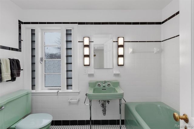 12935 Victoria Avenue, Huntington Woods, MI 48070