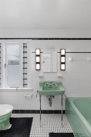 12935 Victoria Avenue, Huntington Woods, MI 48070