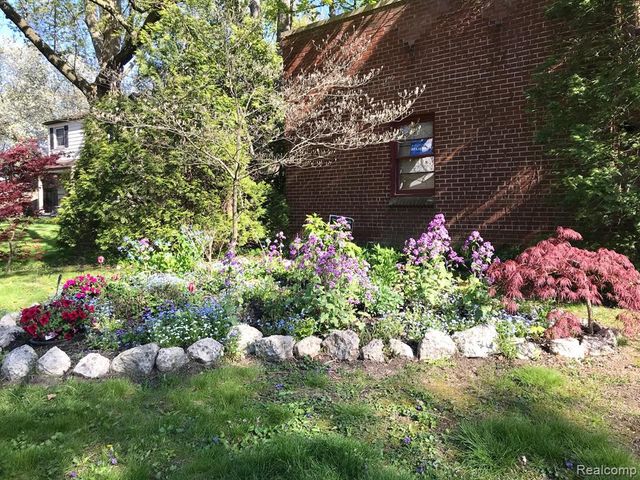 12935 Victoria Avenue, Huntington Woods, MI 48070