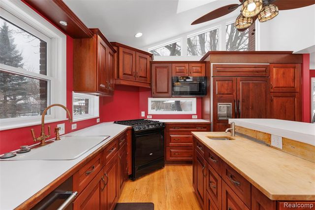 12935 Victoria Avenue, Huntington Woods, MI 48070