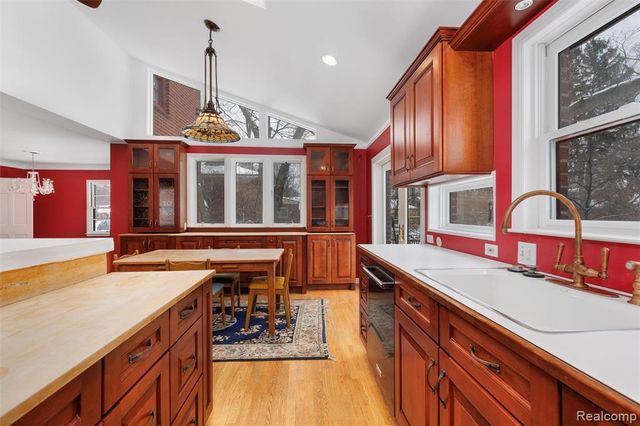 12935 Victoria Avenue, Huntington Woods, MI 48070