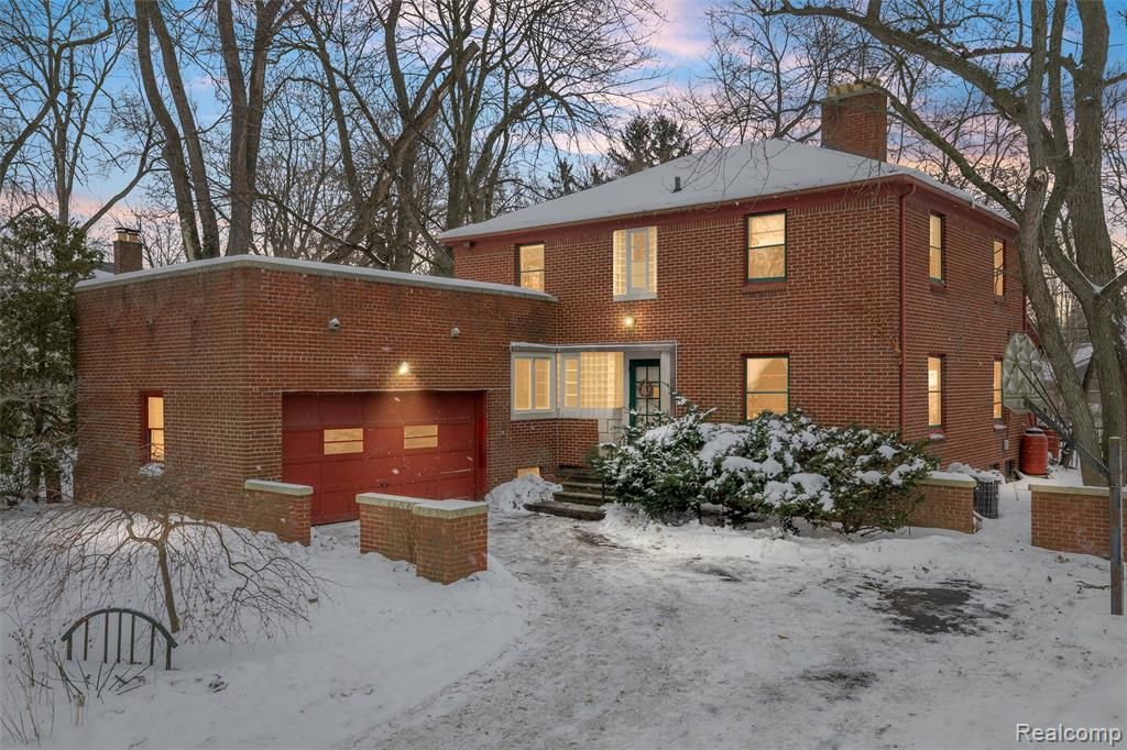 12935 Victoria Avenue, Huntington Woods, MI 48070