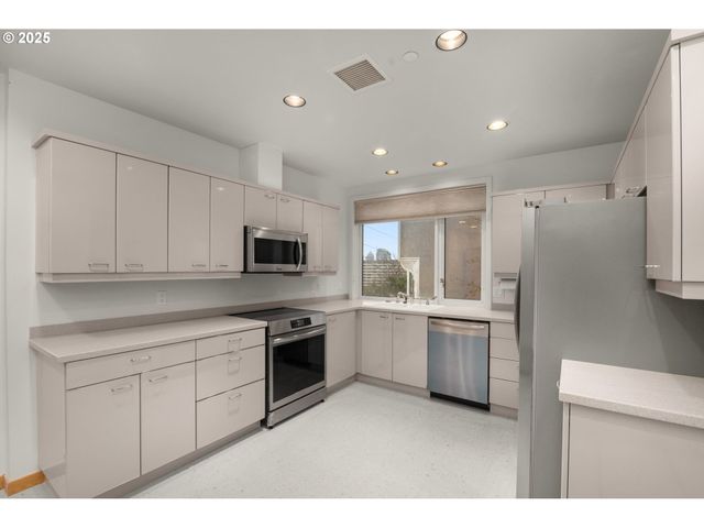 2020 Sw MARKET STREET Dr 101, Portland, OR 97201