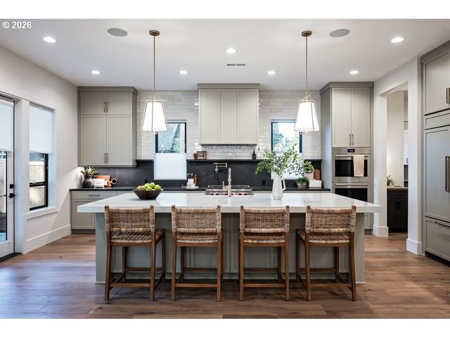 2560 GLEN EAGLES Pl, Lake Oswego, OR 97034