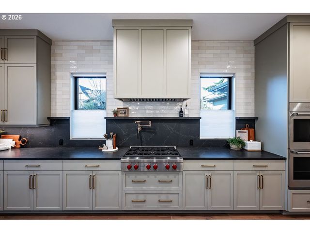 2560 GLEN EAGLES Pl, Lake Oswego, OR 97034