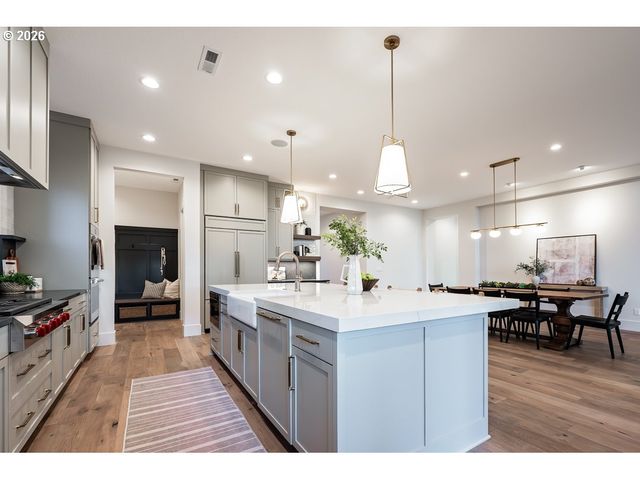 2560 GLEN EAGLES Pl, Lake Oswego, OR 97034