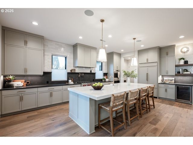 2560 GLEN EAGLES Pl, Lake Oswego, OR 97034