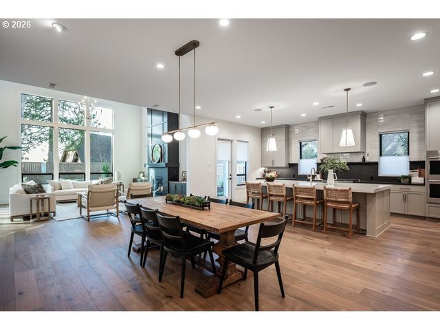 2560 GLEN EAGLES Pl, Lake Oswego, OR 97034