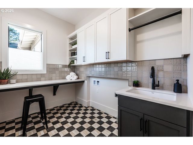 2560 GLEN EAGLES Pl, Lake Oswego, OR 97034