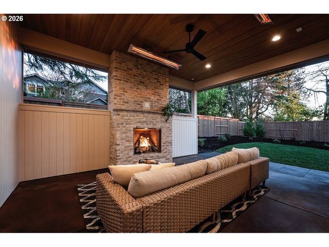 2560 GLEN EAGLES Pl, Lake Oswego, OR 97034