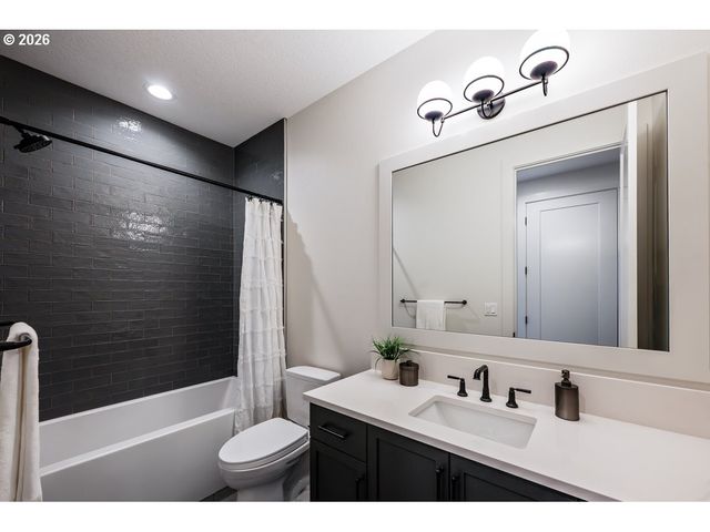 2560 GLEN EAGLES Pl, Lake Oswego, OR 97034