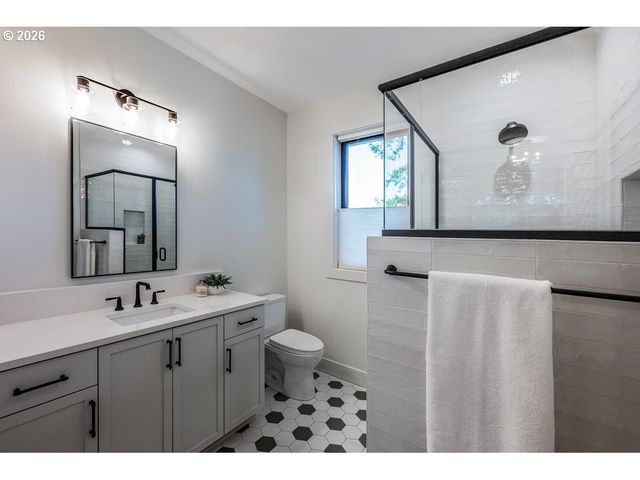 2560 GLEN EAGLES Pl, Lake Oswego, OR 97034