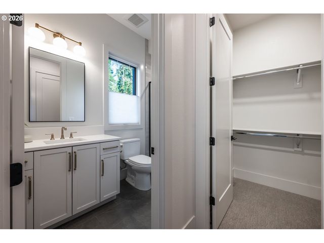 2560 GLEN EAGLES Pl, Lake Oswego, OR 97034