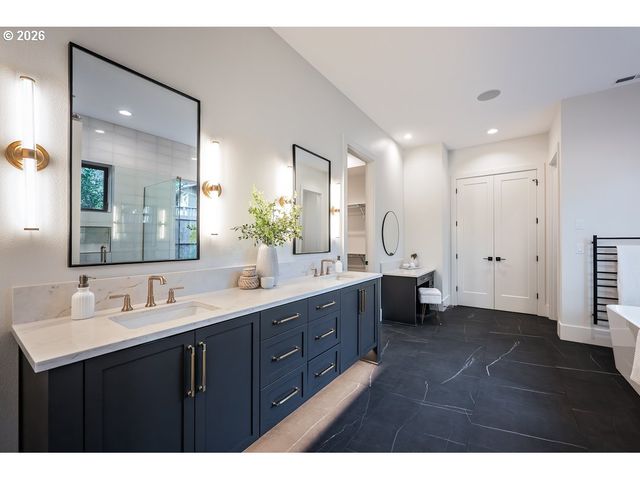 2560 GLEN EAGLES Pl, Lake Oswego, OR 97034