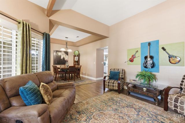 6915 Mandy Lane, Bakersfield, CA 93308