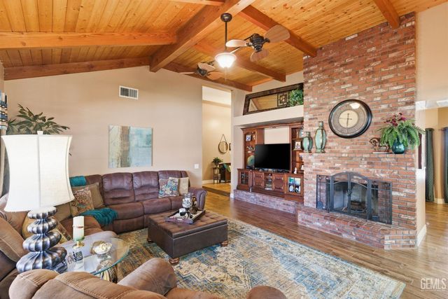 6915 Mandy Lane, Bakersfield, CA 93308