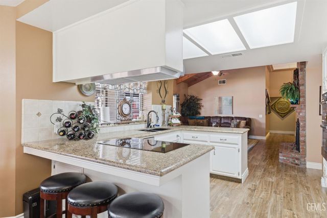 6915 Mandy Lane, Bakersfield, CA 93308