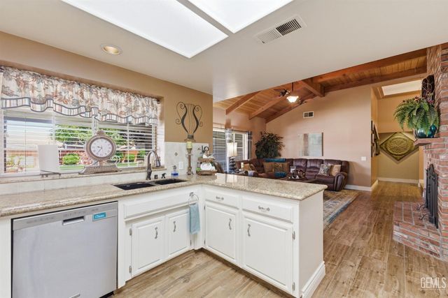 6915 Mandy Lane, Bakersfield, CA 93308