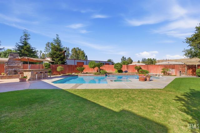 6915 Mandy Lane, Bakersfield, CA 93308