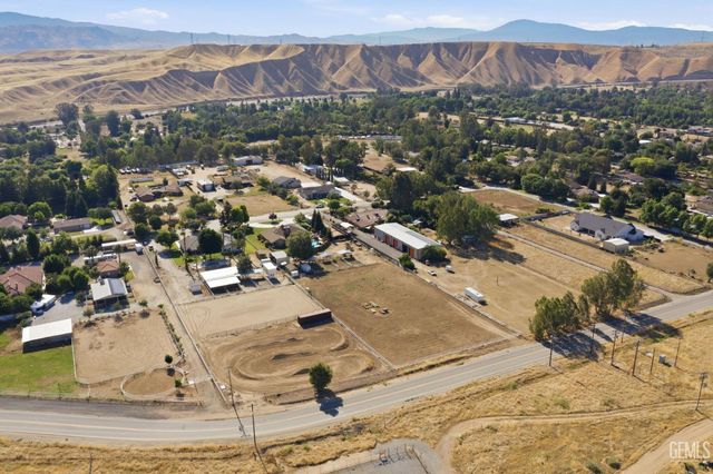 6915 Mandy Lane, Bakersfield, CA 93308