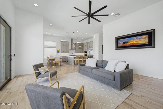 5823 E SANFORD Street, Mesa, AZ 85215
