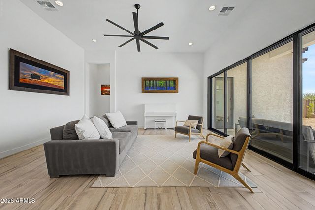 5823 E SANFORD Street, Mesa, AZ 85215