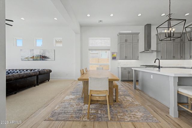 5823 E SANFORD Street, Mesa, AZ 85215