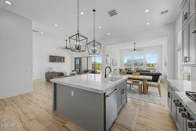 5823 E SANFORD Street, Mesa, AZ 85215