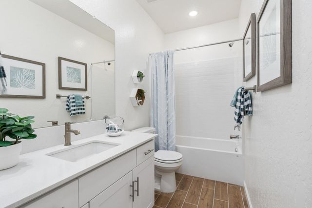 6820 E Carmen Avenue, Fresno, CA 93727