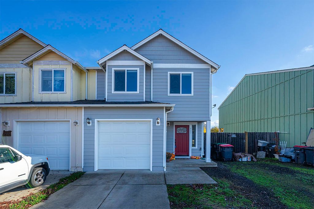 887 Silver Fox Drive, Central Point, OR 97502