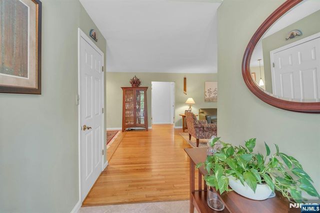 9 Ryerson Avenue, Oakland, NJ 07436
