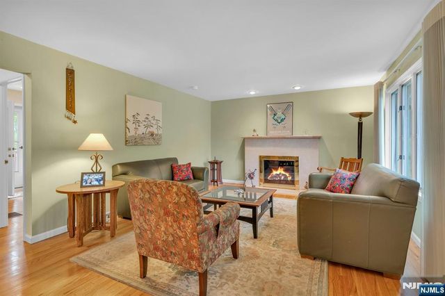 9 Ryerson Avenue, Oakland, NJ 07436
