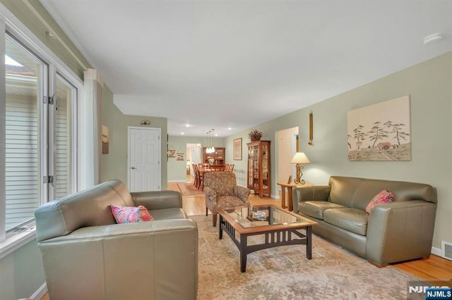 9 Ryerson Avenue, Oakland, NJ 07436