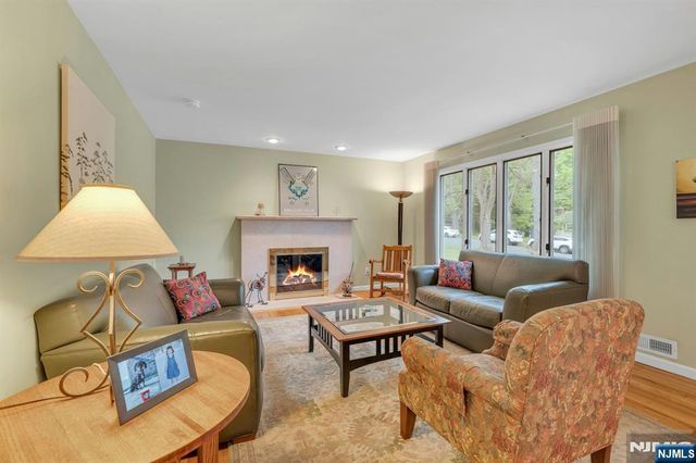 9 Ryerson Avenue, Oakland, NJ 07436