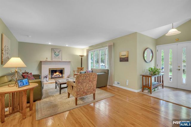 9 Ryerson Avenue, Oakland, NJ 07436