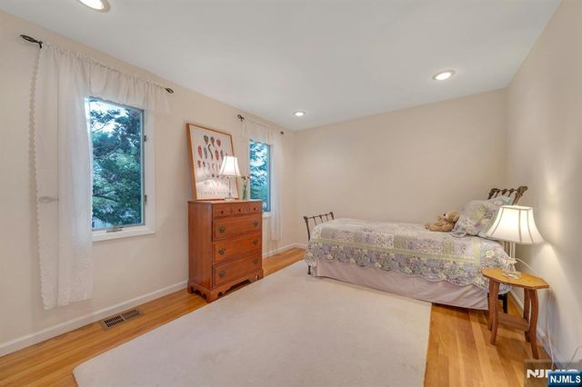 9 Ryerson Avenue, Oakland, NJ 07436