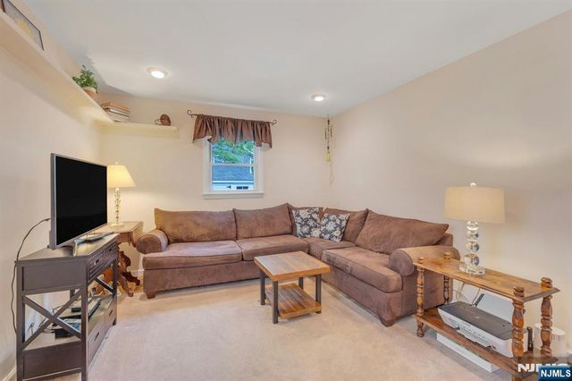 9 Ryerson Avenue, Oakland, NJ 07436