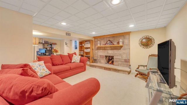 9 Ryerson Avenue, Oakland, NJ 07436