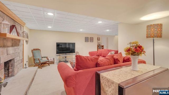 9 Ryerson Avenue, Oakland, NJ 07436