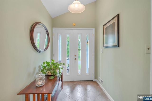 9 Ryerson Avenue, Oakland, NJ 07436