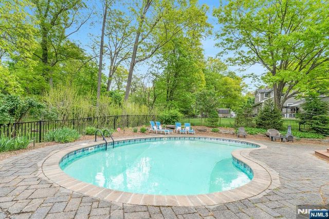 9 Ryerson Avenue, Oakland, NJ 07436